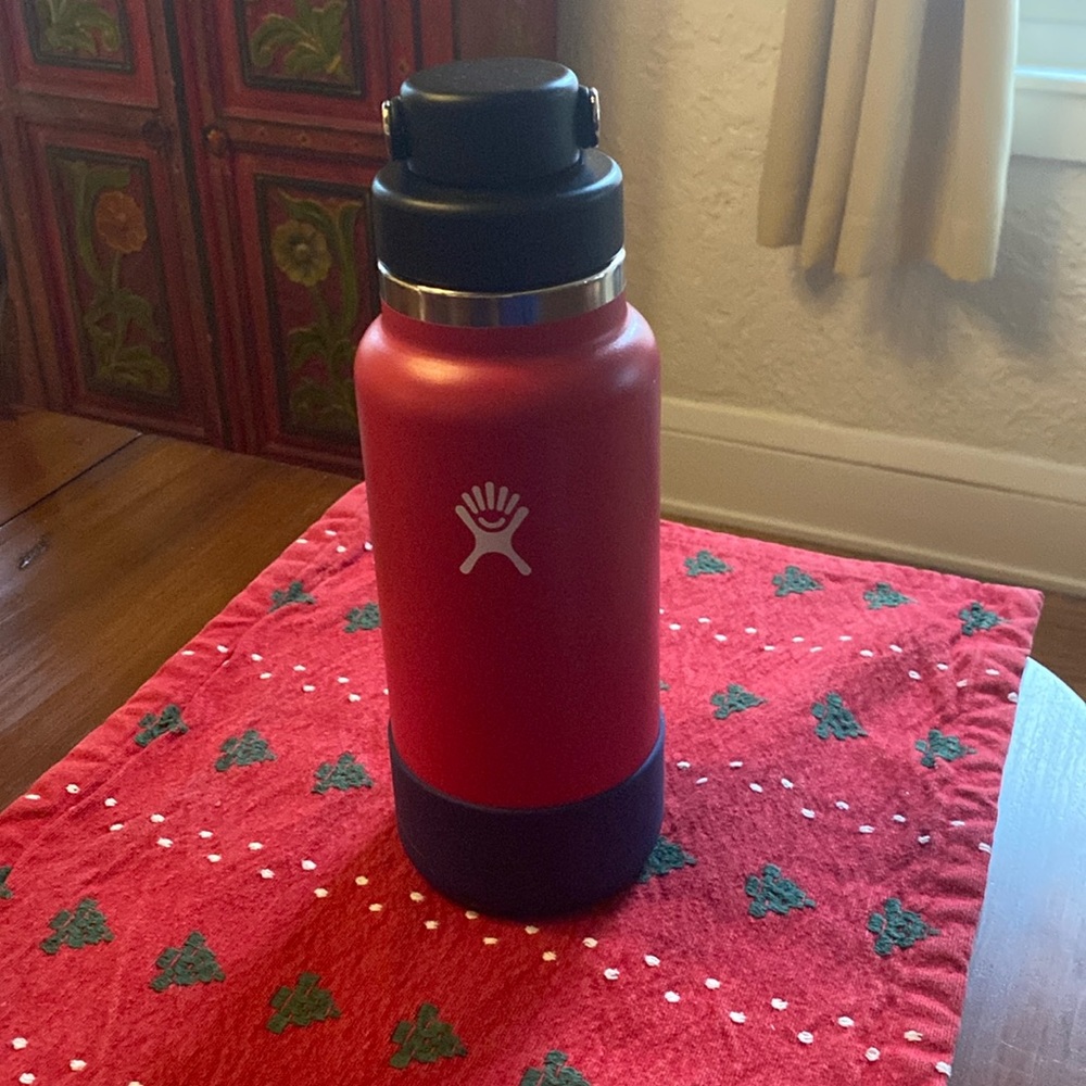 Red 32 ounce Hydro flask with sports cap. ￼